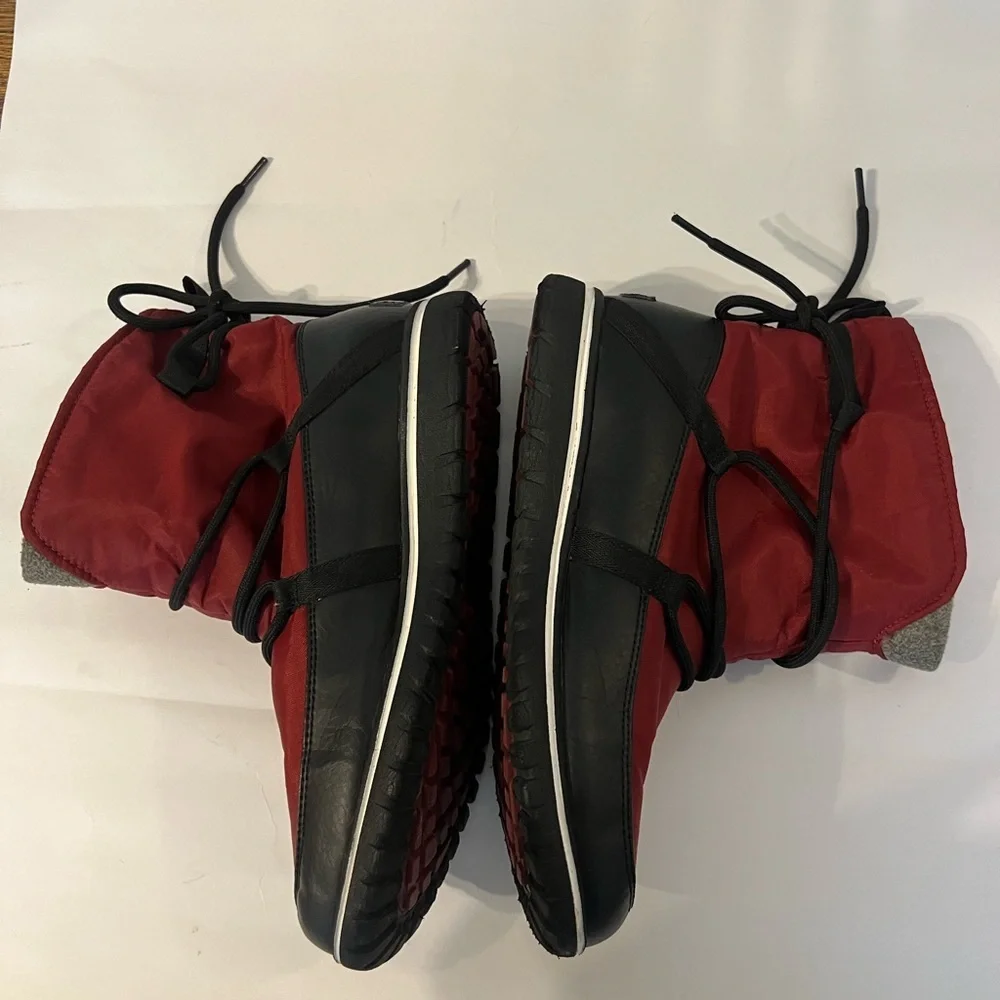 Sorel Women's Red and Black Lace-Up Winter Rain Boots